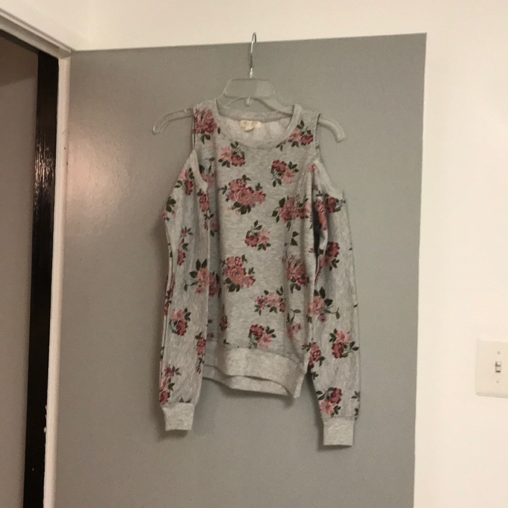 Small Cold Shoulder Sweatshirt 🌸